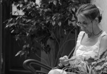 Zmęczona – Dzień Kobiet sprzed lat…