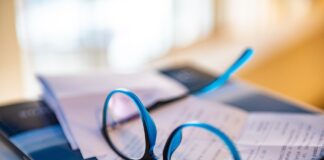 Minusy wzroku, plusy humoru – moje okulary i ja