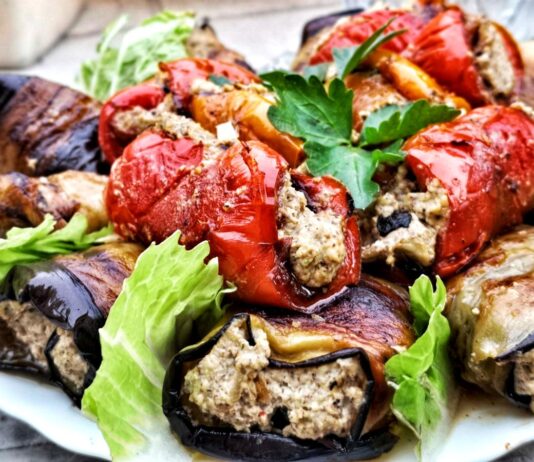 Badrijani – gruzińskie roladki z bakłażana i papryki z pastą orzechową, udekorowane natką i sałatą