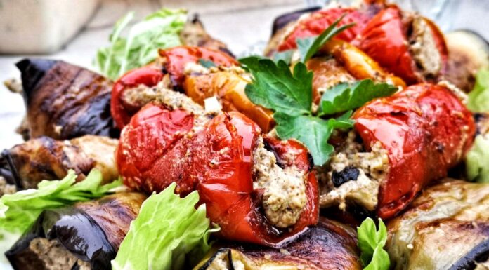 Badrijani – gruzińskie roladki z bakłażana i papryki z pastą orzechową, udekorowane natką i sałatą