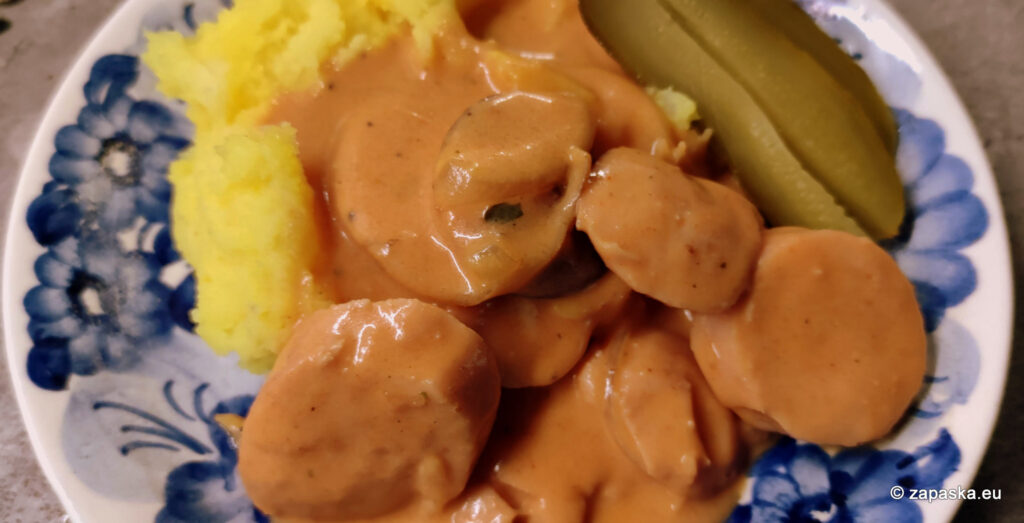 Sos z parówek – prosty, a jakże wyjątkowy smak z dzieciństwa. Przepis z rondla mojego taty, wspomnienia i koty w kuchni. Sprawdź przepis i poczuj magię!